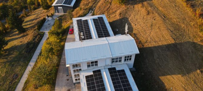 Zelena tranzicija u Ilijašu: JKP „Vodostan“ pustio u rad fotonaponsku elektranu Karašnica Zelena tranzicija u Ilijašu: JKP „Vodostan“ pustio u rad fotonaponsku elektranu Karašnica